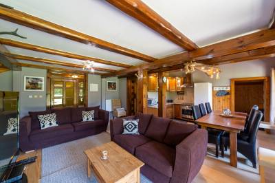 Chata Oregon - obývačka s gaučom, MONTANA RESIDENCE - Zrub Montana a Chata Oregon, Bystrička