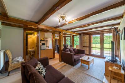 Chata Oregon - obývačka s gaučom a TV, MONTANA RESIDENCE - Zrub Montana a Chata Oregon, Bystrička