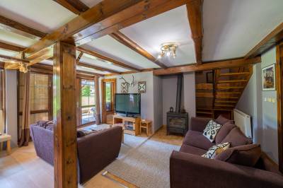 Chata Oregon - obývačka s gaučom, TV a kachľami, MONTANA RESIDENCE - Zrub Montana a Chata Oregon, Bystrička