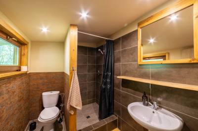 Chata Oregon - kúpeľňa so sprchovacím kútom a toaletou, MONTANA RESIDENCE - Zrub Montana a Chata Oregon, Bystrička