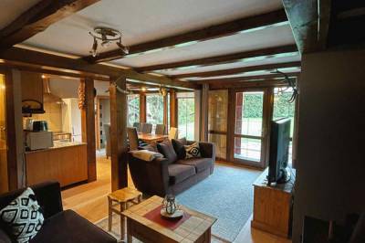 Chata Oregon - obývačka s gaučom a TV, MONTANA RESIDENCE - Zrub Montana a Chata Oregon, Bystrička