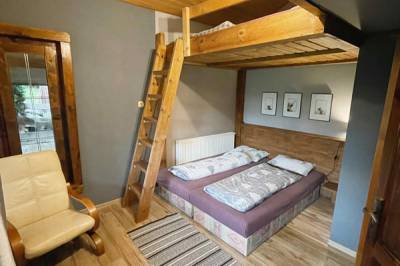 Chata Oregon - spálňa s manželskou posteľou a lôžkami na poschodí, MONTANA RESIDENCE - Zrub Montana a Chata Oregon, Bystrička