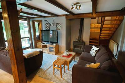 Chata Oregon - obývačka s gaučom, TV a kachľami, MONTANA RESIDENCE - Zrub Montana a Chata Oregon, Bystrička
