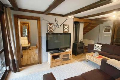Chata Oregon - obývačka s gaučom, TV a kachľami, MONTANA RESIDENCE - Zrub Montana a Chata Oregon, Bystrička