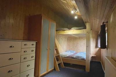 Chata Oregon - spálňa s manželskou posteľou a lôžkami na poschodí, MONTANA RESIDENCE - Zrub Montana a Chata Oregon, Bystrička