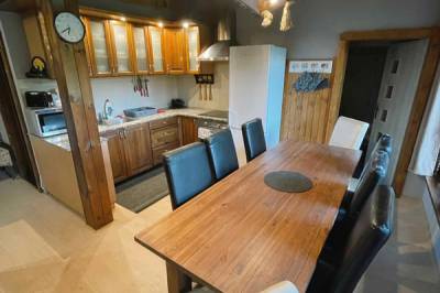 Chata Oregon - kuchyňa s jedálenským sedením, MONTANA RESIDENCE - Zrub Montana a Chata Oregon, Bystrička