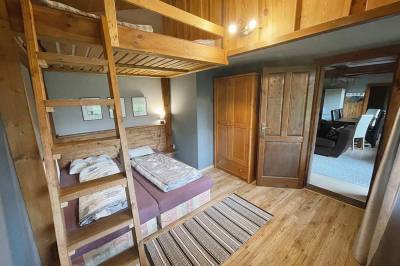 Chata Oregon - spálňa s manželskou posteľou a lôžkami na poschodí, MONTANA RESIDENCE - Zrub Montana a Chata Oregon, Bystrička