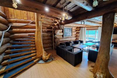 Zrub Montana - obývačka pri schodisku, MONTANA RESIDENCE - Zrub Montana a Chata Oregon, Bystrička