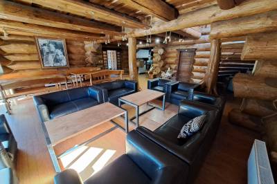 Zrub Montana - obývačka s gaučovým sedením, MONTANA RESIDENCE - Zrub Montana a Chata Oregon, Bystrička