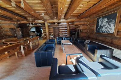 Zrub Montana - obývačka s gaučovým sedením, MONTANA RESIDENCE - Zrub Montana a Chata Oregon, Bystrička