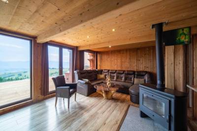 Chata El Niňo - obývačka s gaučom a kachľami, MONTANA RESIDENCE - Chata El Clasico a Chata El Niňo, Turčianske Jaseno