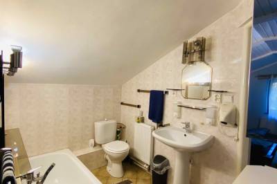 Kúpeľňa s vaňou a toaletou, MONTANA RESIDENCE - Chata Stráne, Martin