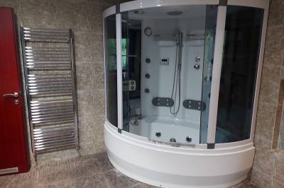 Kúpeľňa s masážnym sprchovacím kútom, MONTANA RESIDENCE - Relax Komplex - Rajec, Kľače