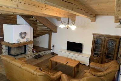 Obývačka s gaučom, TV a krbom, MONTANA RESIDENCE - Chata Malá Lučivná, Párnica