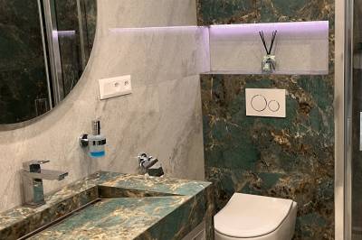 Kúpeľňa so sprchovacím kútom a toaletou, Vila Slnečná Lagúna, Kaluža