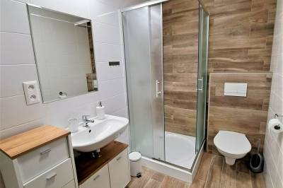 Kúpeľňa so sprchovacím kútom a toaletou, Apartmán Bešeň 305, Bešeňová