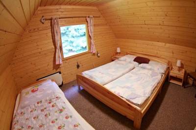 Spálňa s manželskou a 1-lôžkovou posteľou, Chata Malino, Ružomberok