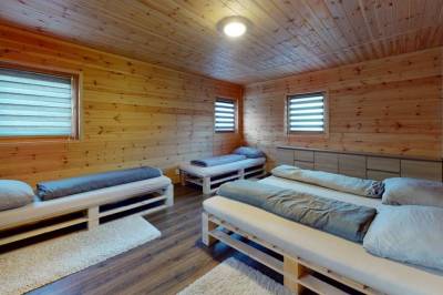Spálňa s manželskou posteľou a dvomi oddelenými lôžkami, Wellness chata Šírava, Klokočov