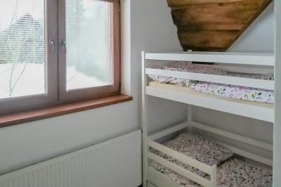 Spálňa s poschodovou posteľou, Chata pod lipou, Bobrovník