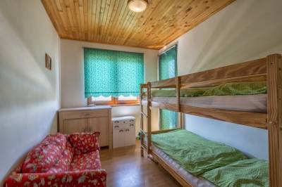 Spálňa s poschodovou a 1-lôžkovou posteľou, Chata Zuzana Hôrka, Vinné