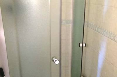 Kúpeľňa so sprchovacím kútom, Chata Zuzana Hôrka, Vinné
