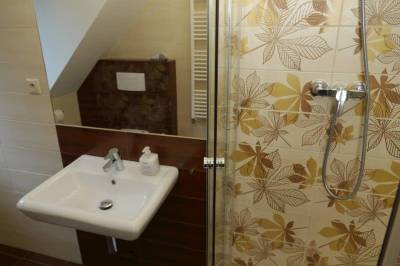 Chata Horec časť 2 - kúpeľňa so sprchovacím kútom, Chata Horec, Oščadnica