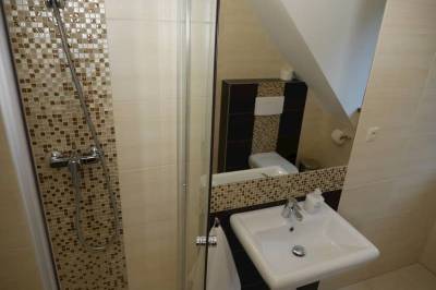 Chata Horec časť 2 - kúpeľňa so sprchovacím kútom, Chata Horec, Oščadnica