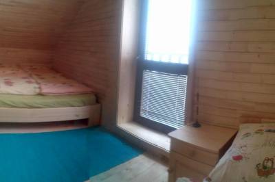 Spálňa s manželskou a 1-lôžkovou posteľou, Chata Bystrinka, Pribylina