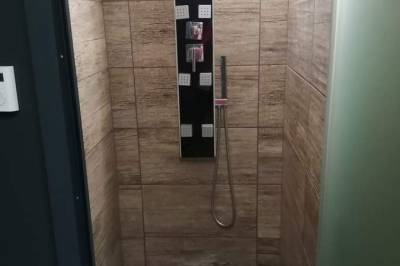 Kúpeľňa so sprchovacím kútom, Chata Bystrinka, Pribylina