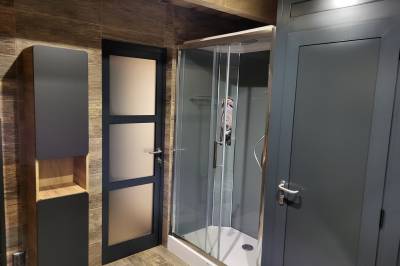 Kúpeľňa so sprchovacím kútom, Chata Sovička, Pribylina