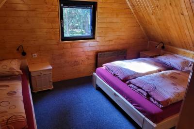 Spálňa s manželskou a 1-lôžkovou posteľou, Chata Jahôdka, Pribylina