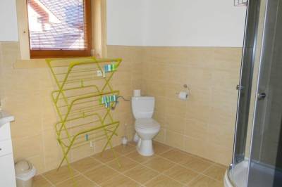 Kúpeľňa so sprchovacím kútom a toaletou, Chata Adela, Dolný Kubín