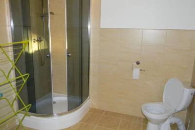 Kúpeľňa so sprchovacím kútom a toaletou, Chata Adela, Dolný Kubín