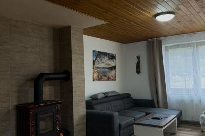 Obývačka s gaučom a kachľami, Chata Fir, Valča