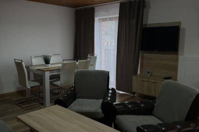 Obývačka s gaučom a TV, Chata Fir, Valča