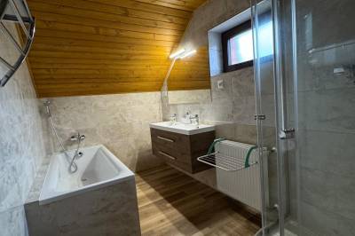 Kúpeľňa s vaňou a sprchovacím kútom, Chata Fir, Valča