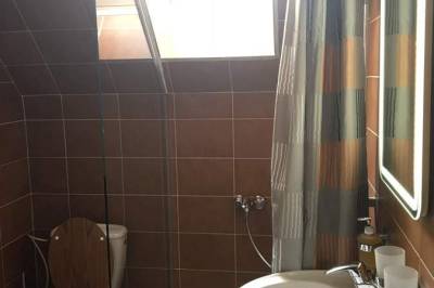 Kúpeľňa s toaletou a sprchovacím kútom, Chata Terezka, Zázrivá