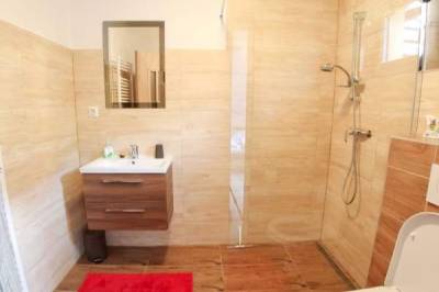Kúpeľňa so sprchovacím kútom a toaletou, Chata RIMI, Vitanová