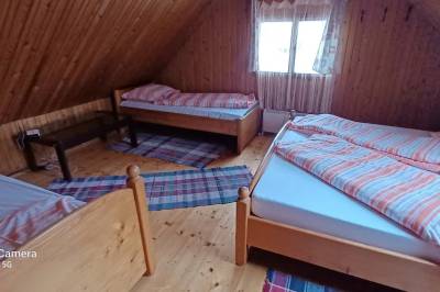 Spálňa s manželskou a 1-lôžkovou posteľou, Chalupa Brucháč, Závadka nad Hronom