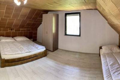 Spálňa s manželskou a 1-lôžkovou posteľou, Chata 554, Bžany