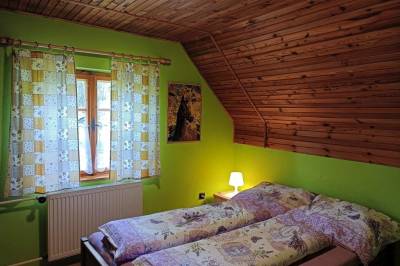 Spálňa s manželskou posteľou, Chata Smrek a zvieracia mini farma, Jezersko