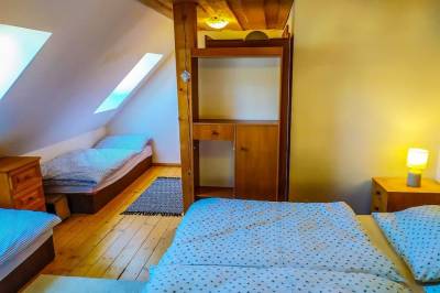 Spálňa s manželskou posteľou a 1-lôžkovými posteľami, Zrub Liptovec, Liptovská Porúbka