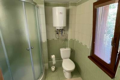 Kúpeľňa so sprchovacím kútom a toaletou, Chata Zahura, Spišské Vlachy