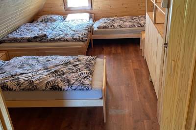 Spálňa s 1-lôžkovými posteľami a manželskou posteľou, Chata Zahura, Spišské Vlachy
