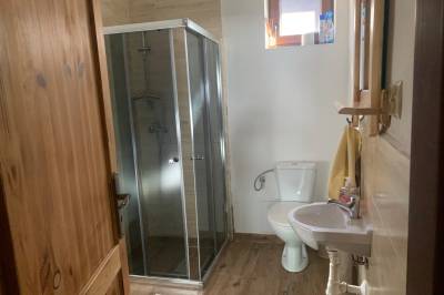 Kúpeľňa s toaletou a sprchovacím kútom, Chalupa Meri, Terchová