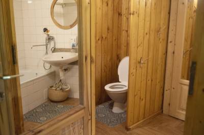 Kúpeľňa s toaletou a vaňou, Chata Krajinka, Ždiar