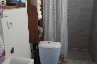 Kúpeľňa so sprchovacím kútom a toaletou, Chata Filip Bukovinka, Dravce