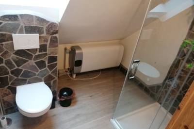 Kúpeľňa so sprchovacím kútom a toaletou, Drevenica u Peťa, Heľpa