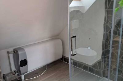 Kúpeľňa so sprchovacím kútom, Drevenica u Peťa, Heľpa