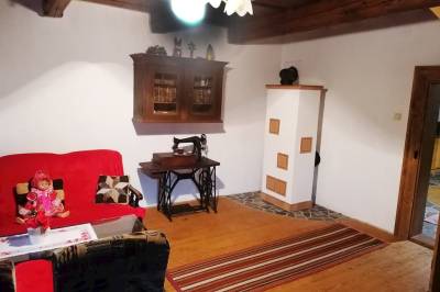 Obývačka s gaučom, Drevenica u Peťa, Heľpa